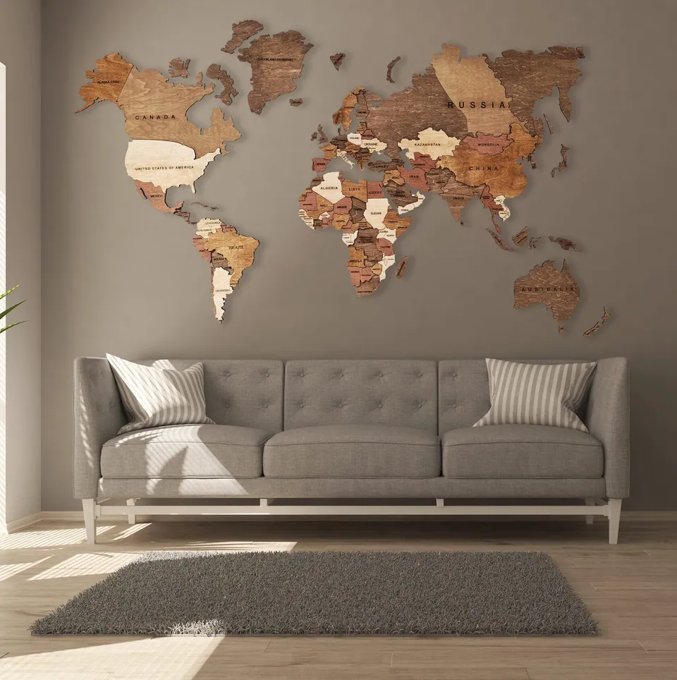 Carte du monde en bois 3D multicolore au-dessus d'un canapé