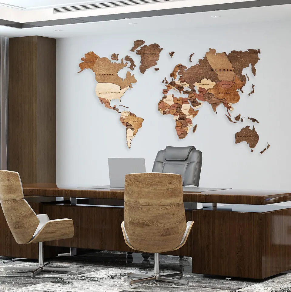 Carte du monde en bois dans un bureau